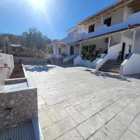 Luxury Apartments Ksamil ゲストハウス 3*