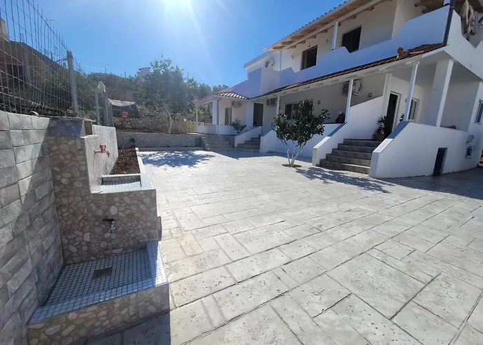 ゲストハウス Luxury Apartments Ksamil 3*